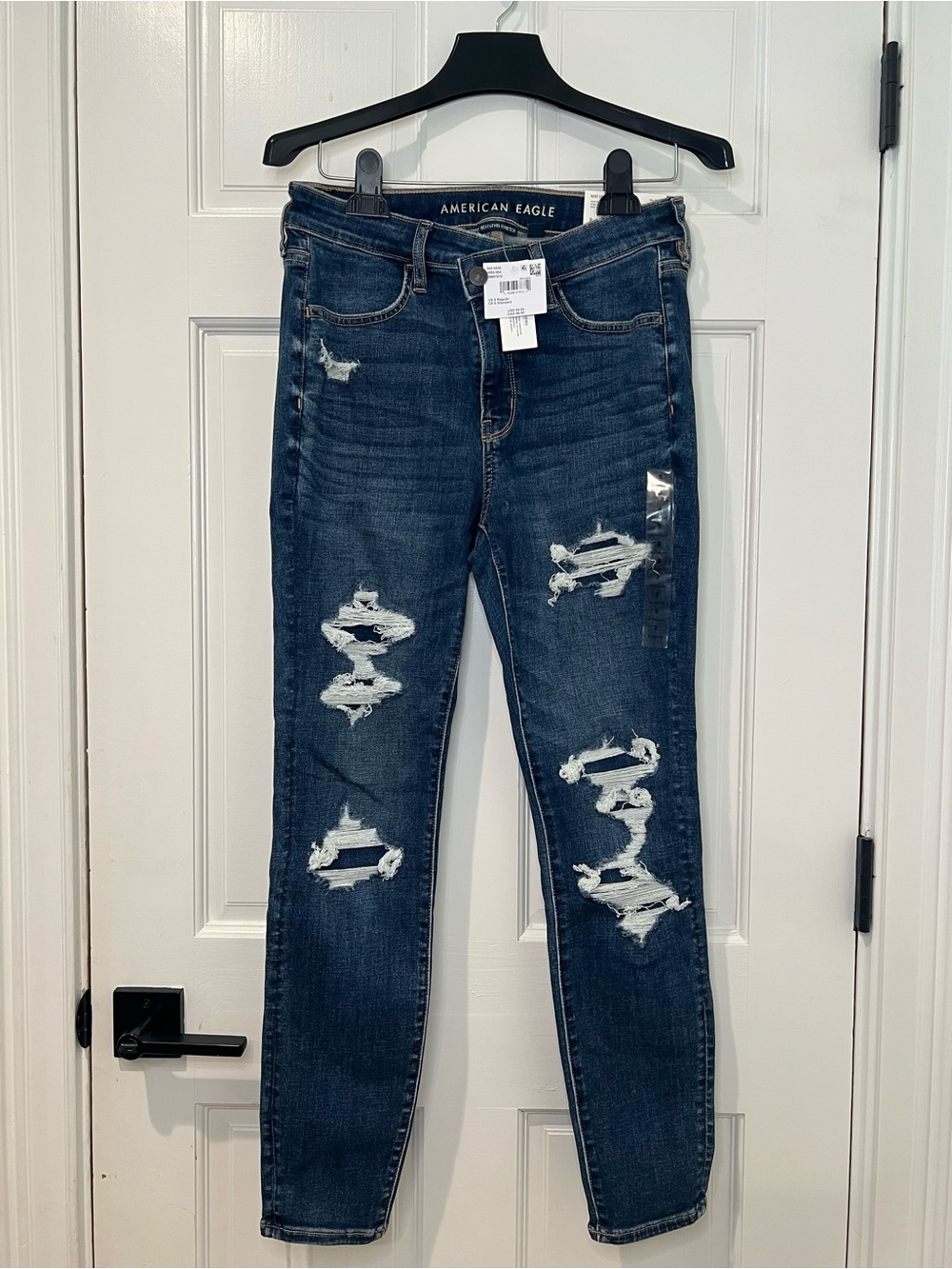 American Eagle Outfitters Women’s Dark Blue Distressed Skinny Jeans NWT